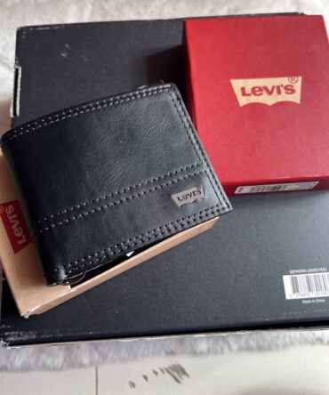 Levi's Men's Slimfold Wallet with Multiple Card Slots and ID Window | Black