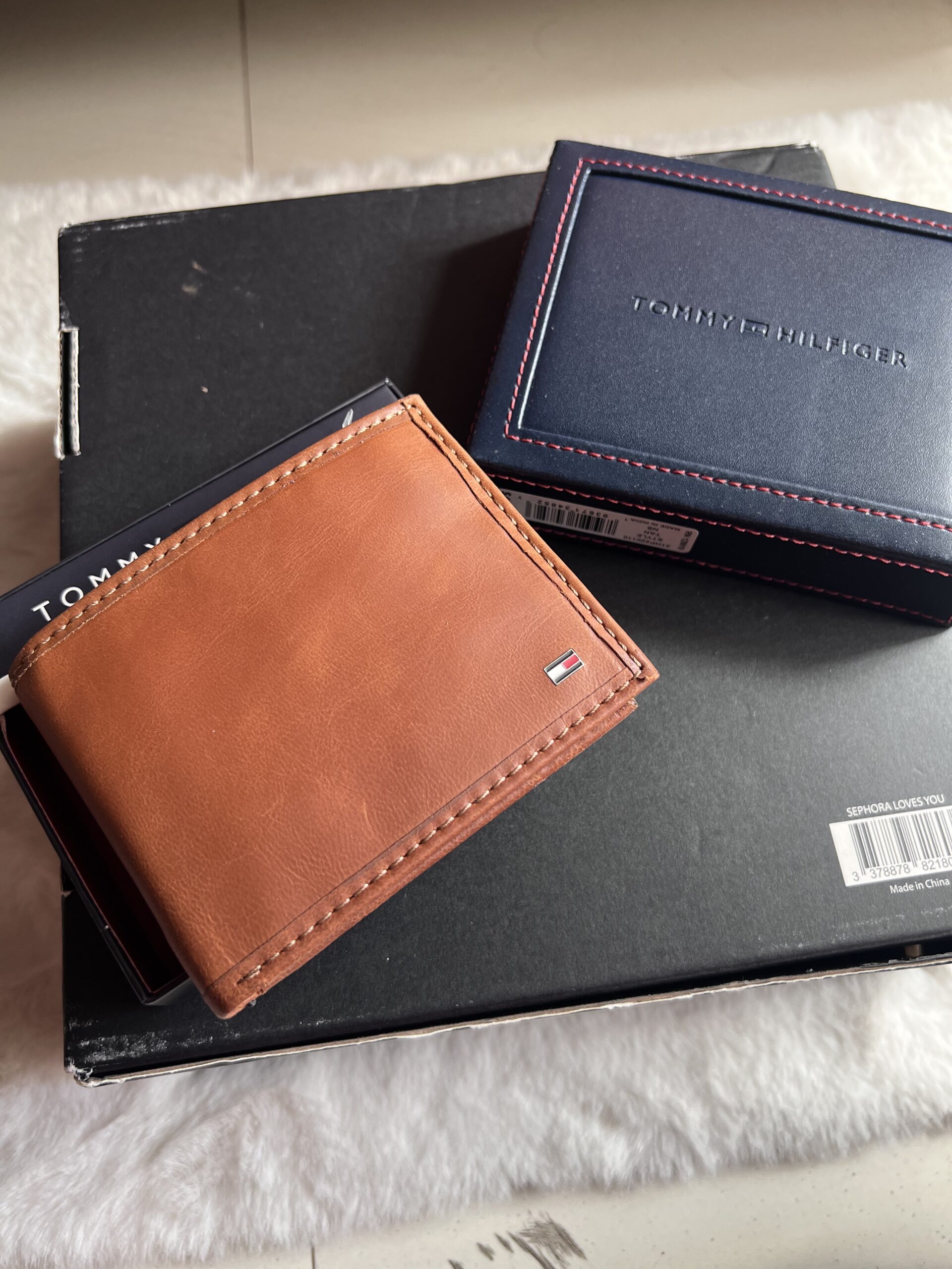 Tommy Hilfiger Men's Classic Logo Style Passcase Bifold Wallet | Tan - Image 2